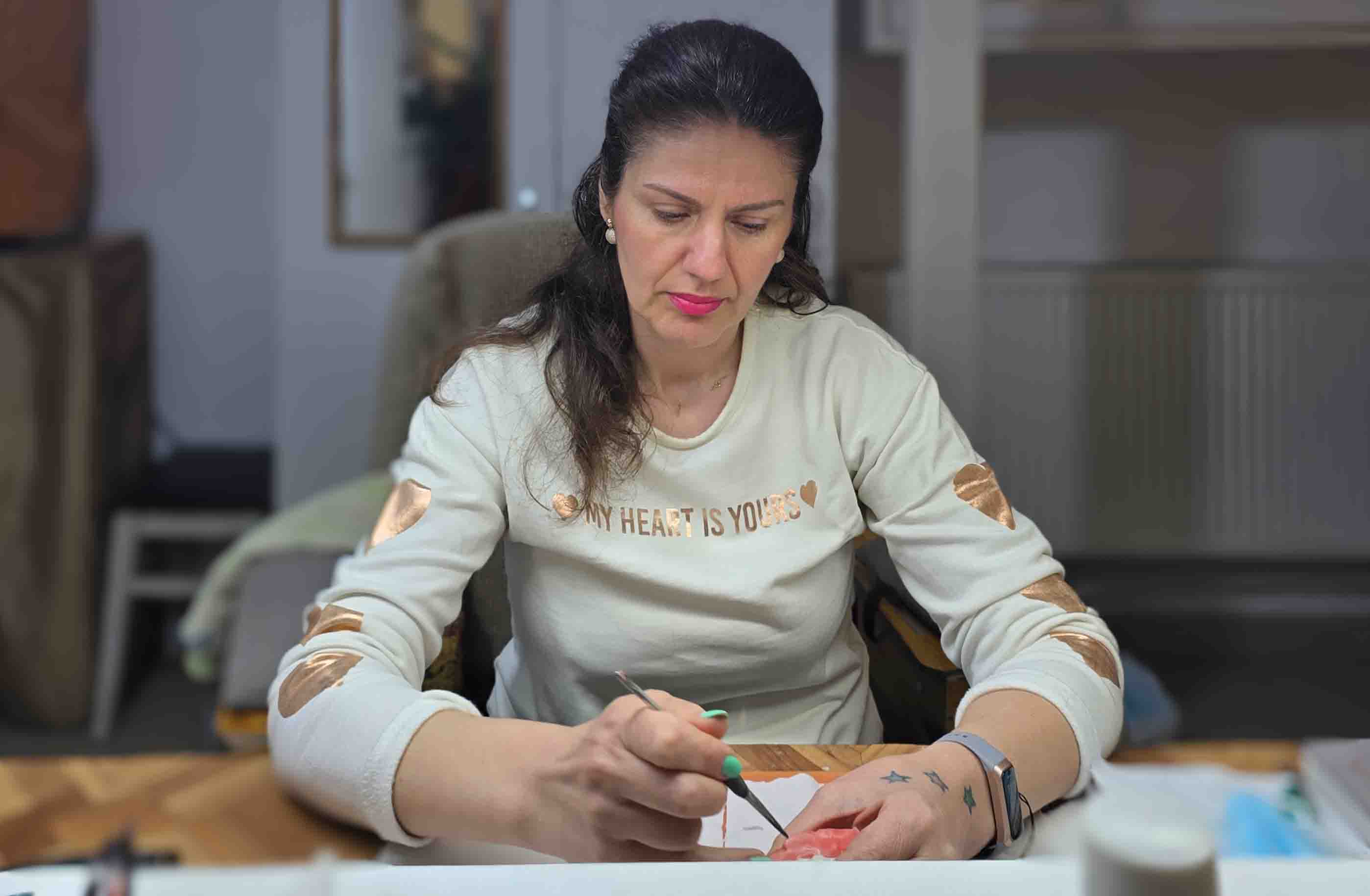 Cristina Cecman, tehnician dentar în Focșani, lucrând la o proteză