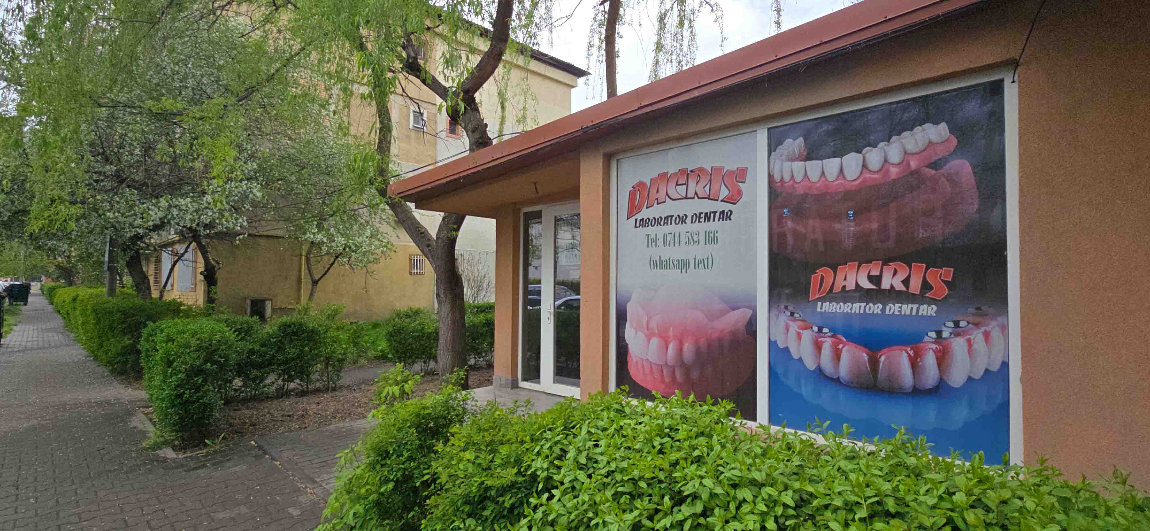 Intrarea în laboratorul dentar din Focșani
